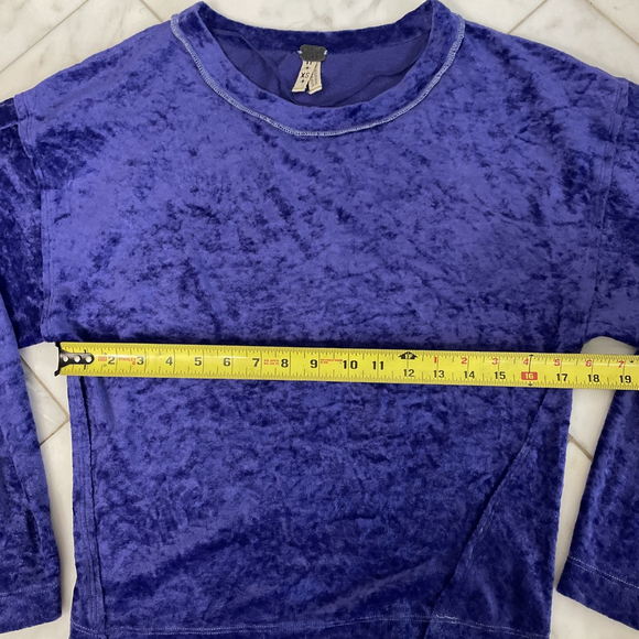 We The Free by Free People Women’s XS Royal Blue Crushed Velvet Long Sleeve Top - Picture 4 of 8